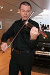 ... aber der geigende Knstler zeigt, dass es um Musik geht