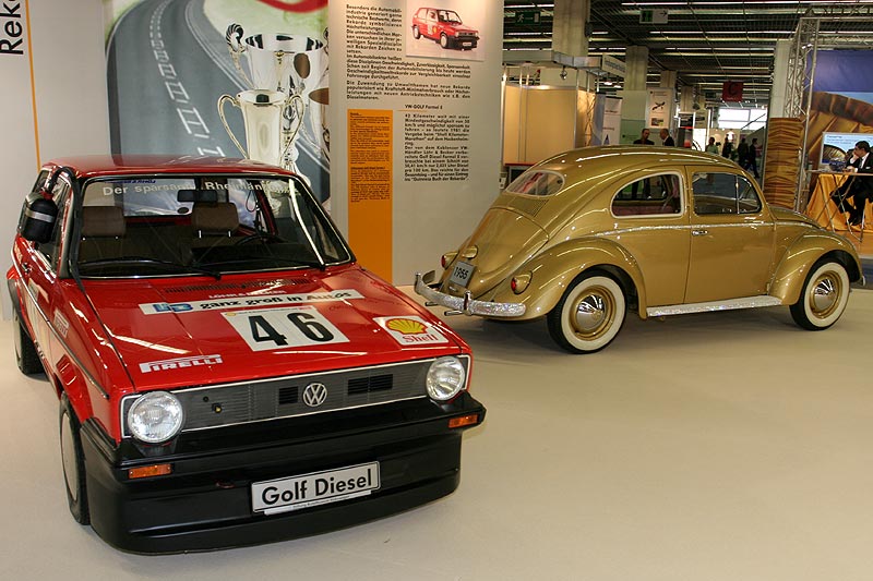 VW Golf D aus dem Jahr 1981 und VW Kfer aus dem Jahr 1955 im Rahmen der Oldtimer-Ausstellung auf der IAA 2007 in Frankfurt