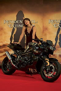 Resident Evil 3: Milla Jovovich mit dem BMW Motorrad K 1200 R