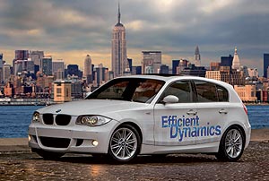 BMW 118d EfficientDynamics vor der Skyline von New York / Manhatten