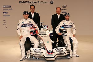 Robert Kubica, Mario Theissen, Willy Rampf und Nick Heidfeld mit dem BMW Sauber F1.08 