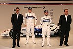 Mario Theissen, Nick Heidfeld, Robert Kubica und Willy Rampf vor dem neuen F1-Boliden