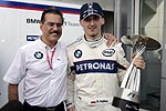 Mario Theissen mit Robert Kubica und dem Pokal f�r den 2. Platz