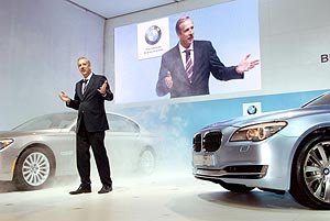 BMW Entwicklungsvorstand Dr. Klaus Draeger bei der BMW Presse-Konferenz auf der LA Auto Show 2008