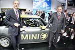 Dr. Klaus Draeger und Dr. Norbert Reithofer vom BMW-Vorstand am neuen MINI E