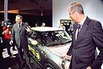 Dr. Reithofer und Dr. Draeger am neuen MINI E auf der Los Angeles Auto Show 2008