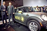 Dr. Reithofer und Dr. Draeger am neuen MINI E auf der Los Angeles Auto Show 2008