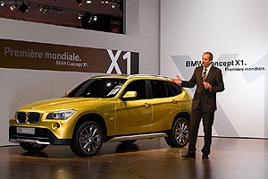 Dr. Klaus Draeger, Mitglied des Vorstands der BMW AG, Entwicklung bei der BMW-Pressekonferenz auf dem Pariser Autosalon