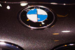 BMW Logo auf der Motorhaube des BMW 550i (F10)