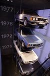 BMW 7er der ersten Modellreihe E23 (oben) im BMW Museum
