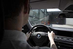 BMW ConnectedDrive - Fahrzeug-zu-Fahrzeug-Kommunikation - Hinderniswarnung