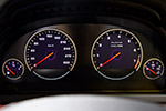 Tacho-Instrumente bis 300 km/h. Das Auto ist bei 280 km/h elektronisch abgeriegelt