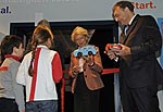 Oberbrgermeisterin Petra Roth und Dr. Norbert Reithofer erffnen den Junior Campus auf der IAA mit Kindern der Phorms Schule Frankfurt 