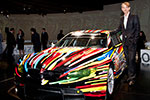 Adrian van Hooydonk (Leiter BMW Group Design) vor Jeff Koons 17. BMW Art Car, 2010 (BMW M3 GT2)