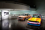 Blick in das BMW Museum mit seiner Art Car Ausstellung: Michael Jagamara Nelson, Art Car, 1989 - BMW M3 Gruppe A Rennversion [links] und Ken Done, Art Car, 1989 - BMW M3 Gruppe A Rennversion. 