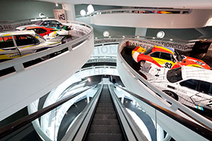 Blick in das BMW Museum mit seiner Art Car Ausstellung
