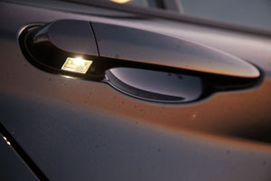 BMW 116i (F20) mit Vorfeldbeleuchtung im Türgriff