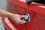BMW 118i Sport Line (F25), BMW Emblem dient als Heckklappenöffner