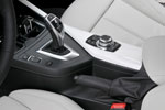 BMW 120d Urban Line (F20), Mittelkonsole mit Schalthebel und iDrive Controller.