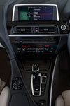 BMW 6er Cabrio (F12), Mittelkonsole mit freihstehendem Bord-Monitor