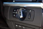 Lichtschalter im BMW 650i Cabrio, der serienmäßig mit Tagfahrlicht über die LED Coronaringe und Bi-Xenon Abblend bzw. Fernlicht ausgestattet ist.