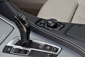 BMW 6er Coupé, Automatik-Wählhebel und iDrive Controller
