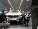 Entscheidung - Nader Faghizadeh (Exterieur Designer BMW 6er Coup&eacute; rechts) und ein Modelleur vor einem Modell des BMW 6er Coupe.
