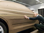 Nader Faghizadeh (Exterieur Designer BMW 6er Coup&eacute;) an einem Claymodell des BMW 6er Coupe.