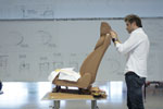 Sitz - Jochen Paesen (Interieurdesigner) modelliert einen Sitz des BMW 6er Coupe.