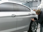 Andreas Schinner (Formfindung) beim Tapen am Tonmodell des BMW 6er Gran Coup