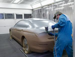 Das folierte Tonmodell des BMW 6er Gran Coupé wird lackiert