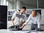 Sebastian Morgenstern (Detail Designer) und Nader Faghihzadeh (Exterieur Designer des BMW 6er Gran Coup) besprechen Details des LED-Scheinwerfers