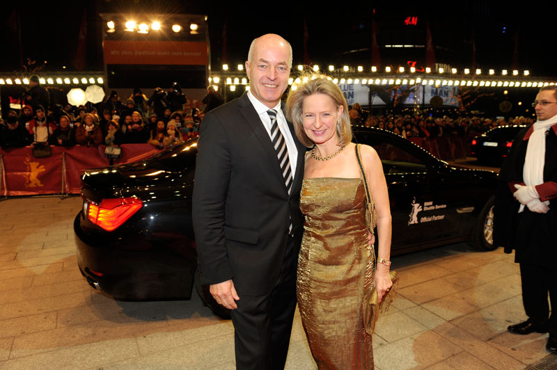 Karsten Engel Leiter Vertrieb Deutschland der BMW Group und Frau Nicole vor BMW 7er Red Carpet zur CLOSING / ABSCHLUSS CEREMONY.