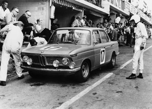 50 Jahre BMW Neue Klasse, BMW 1800 beim 24-Stunden-Rennen im belgischen Spa Francorchamps 1966 - Boxenstopp