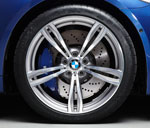 BMW M5, Rad mit in Wagenfarbe lackiertem Bremssattel
