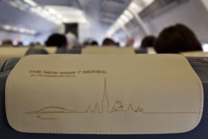 Der Charter-Flug ab München war bereits auf das Ereignis eingestimmt...