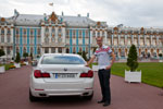 Christian Schütt mit seinem Testfahrzeug BMW 750i (F01 LCI) in St. Petersburg 