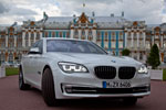 BMW 750i (F01 LCI) vor dem Katharinenpalast 