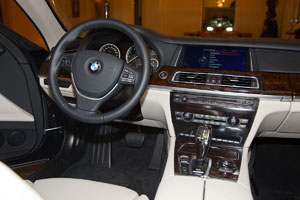 BMW 760Li High Security (F03 LCI), Cockpit mit zustzlicher Bedienleiste unten auf der Mittelkonsole