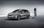 BMW Concept Active Tourer an der Ladestation - eine normale 220 V Steckdose reicht aus