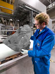 BMW Werk Landshut: neues Innovations- und Produktionszentrum CFK - ein Mitarbeiter prft die Qualitt eines gefertigten CFK-Preforms