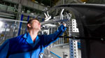 BMW Werk Landshut: neues Innovations- und Produktionszentrum CFK - ein Mitarbeiter prft an einer Messaufnahme die Qualitt eines gefertigten CFK-Karosseriebauteils (Seitenrahmen)