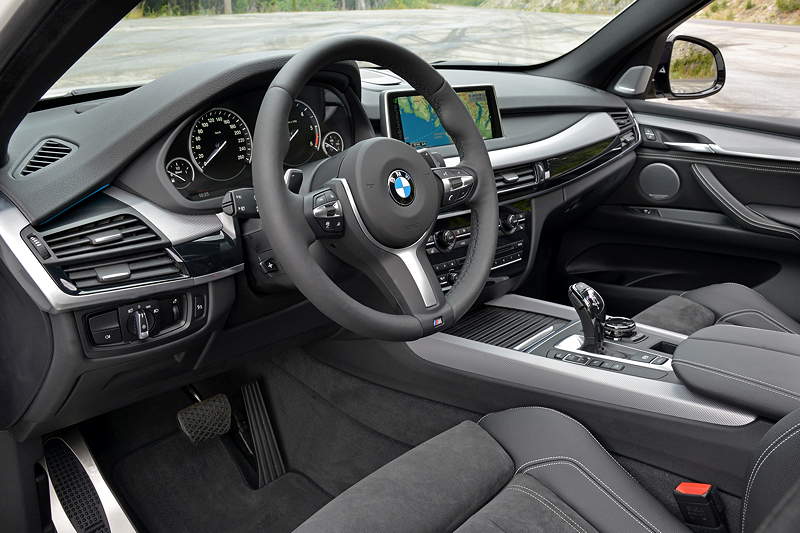 Foto: BMW X5 M50d, Sitz mit M-Symbol-Farben (vergrößert)