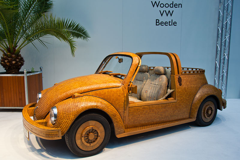 VW Kfer - Kultauto im Holz-Look. Besitzer und Erbauer: Momir Bojic (Bosnien-Herzegowina)