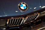 BMW 535i (Modell E28), BMW Logo auf der Motorhaube und BMW Niere.