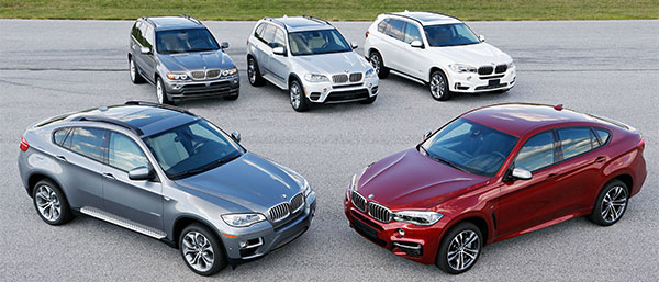 15 Jahre BMW X Modelle: hinten drei Generationen BMW X5. Vorne die erste und zweite Generation BMW X6: Modell E71 und F26
