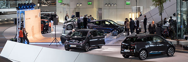 Auslieferung der ersten BMW i3 Kundenfahrzeuge in der BMW Welt.