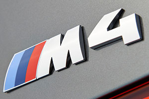 BMW M4 Cabrio, Typbezeichnung auf der Heckklappe