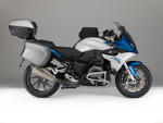 BMW R 1200 RS mit Sonderzubeh�r: Tourenkoffer und Topcase klein inkl. Gep�ckbr�cke; Sportschalld�mpfer Akrapović; Fu�rasten gefr�st, einstellbar; Motorschutzb�gel