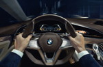 BMW Vision Future Luxury. Mit kontaktanalogem BMW Vision Head-Up Display. Informationen werden direkt vor den Fahrer auf die Straße projiziert. Gebäude, Verkehrsschilder oder Gefahren können direkt am Objekt hervorgehoben werden.